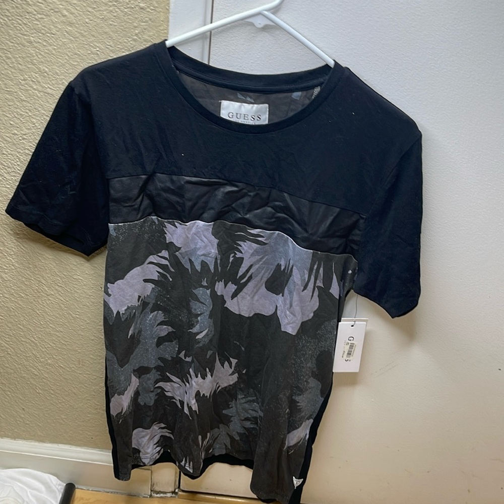 Men’s size small Guess t-shirt.
